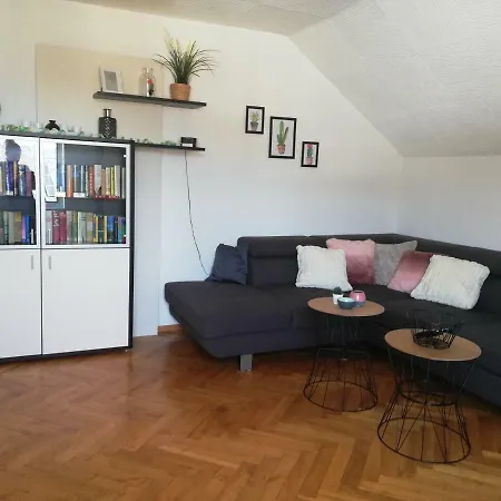 Gemutliche Mit Blick Auf Die Berge Apartman